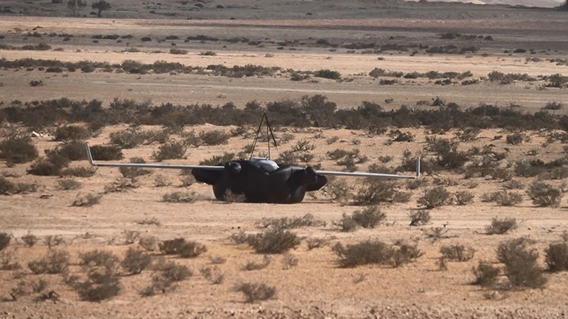 Gelandetes Starrflügel-UAV auf seinem aufgeblasenen Airbag in einer Wüstenlandschaft